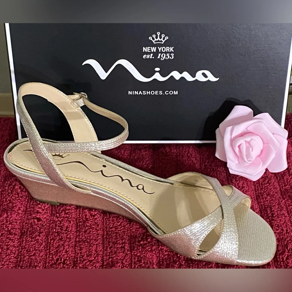 NEW..NINA WOMENS METALLIC CHAMPAGNE WEDGE SANDALS